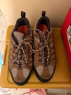 Merrell Men’s hiking shoes brown /tan Men’s 8